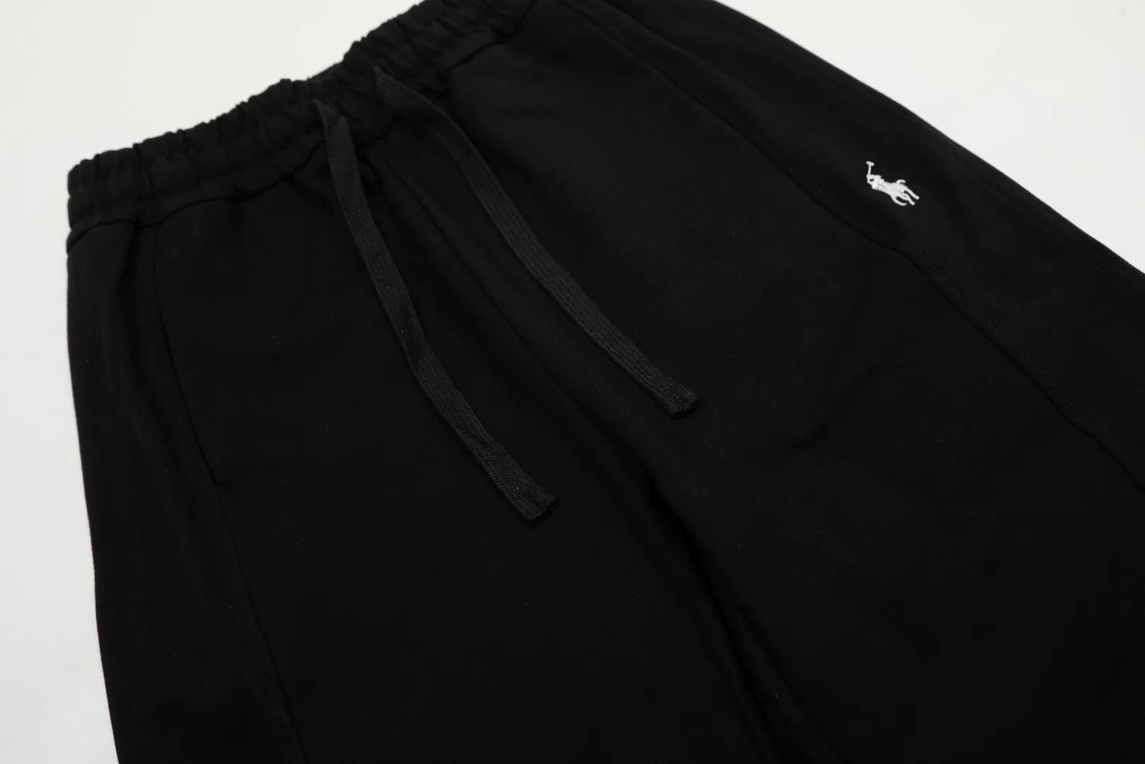 🅿️250 "Top quality" Style number: T7002# [Ralph Lauren solid color pony embroidered logo simple casual wide-leg trousers] ✅Ralph Lauren classic basic versatile unisex wide-leg spliced couple straight trousers ✅Brocade and cotton Roman cloth splicing technology ✅The version is restored to the original single The maximum size can be worn up to 170 pounds Loose, comfortable and stress-free ✅The upper body is simple and easy to match ootd must-have Good-looking clothes are never chosen by anyone. A must-have in couples’ wardrobes. Size: S-XL. Color: floral gray, black, yellow, and fruit green.
